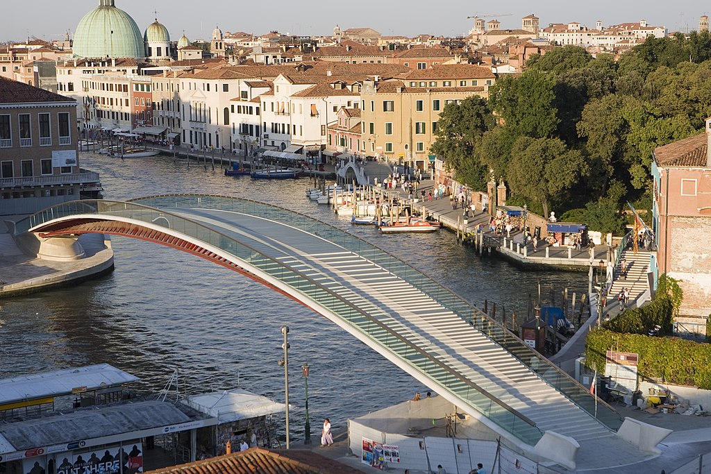 Venezia, forse verrà rifatto il Ponte di Calatrava: pietra al posto del vetro