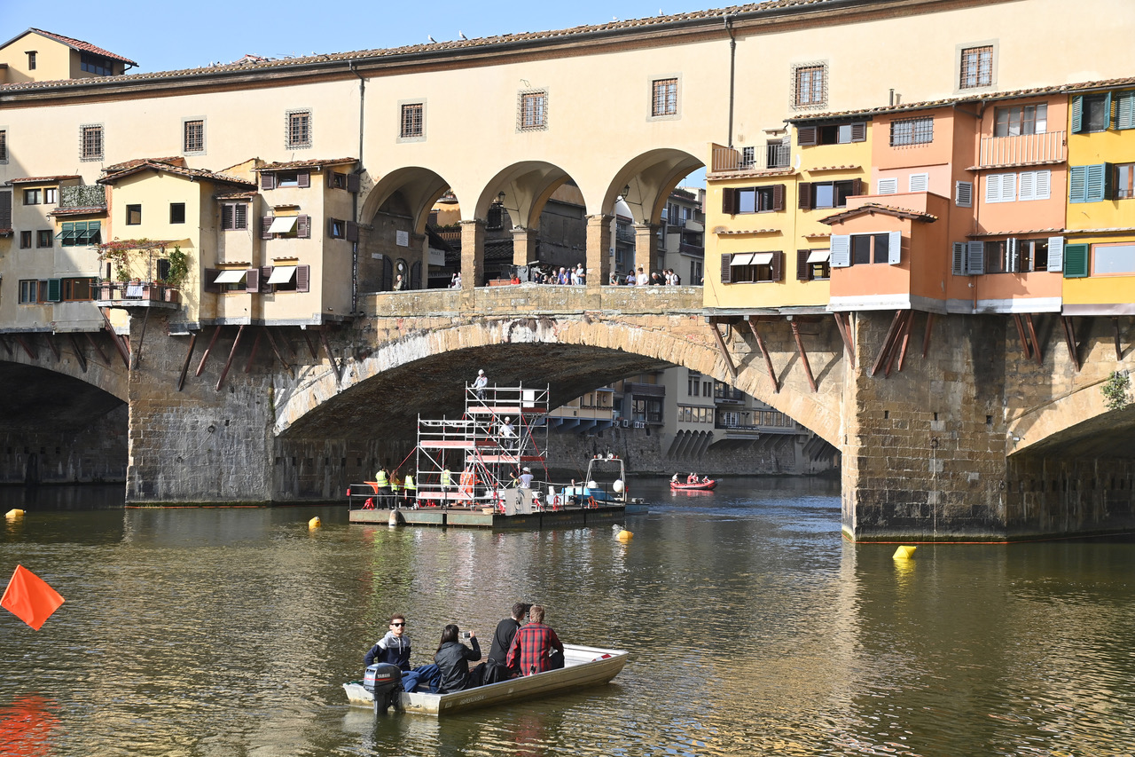 Firenze, una piattaforma galleggiante per le analisi a Ponte Vecchio prima del restauro