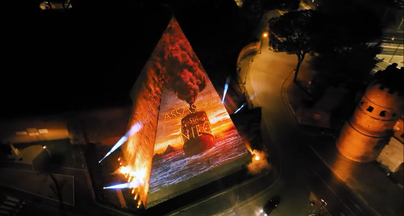 Roma, la Piramide Cestia per una sera diventa un telone che pubblicizza un film