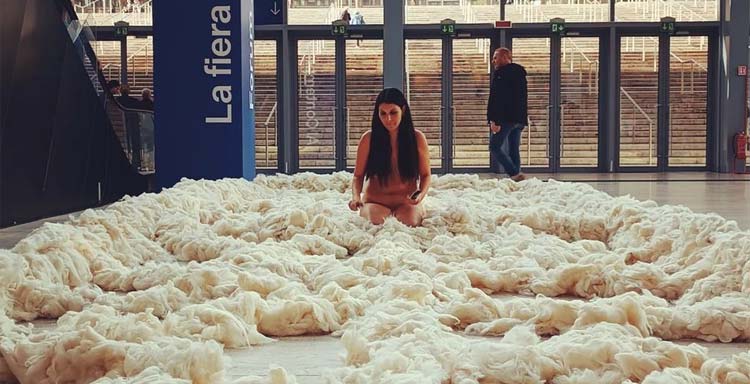 Chi è l'artista che ieri a Roma Arte in Nuvola era nuda a pettinare lana sul pavimento?