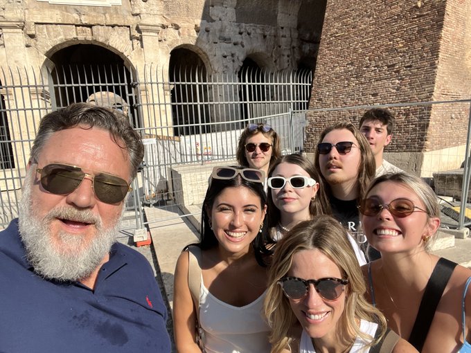 Russell Crowe visita il Colosseo: dopo il Gladiatore, ora ci torna da turista