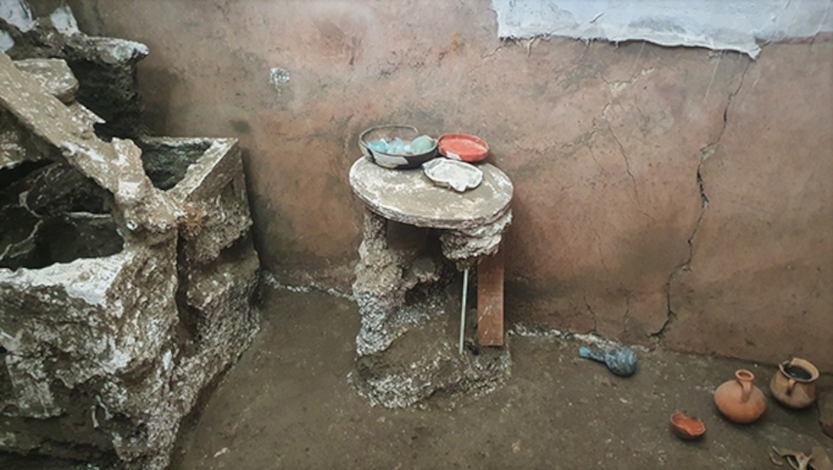 Pompei, scoperte stanze della Domus del Larario con arredi e oggetti