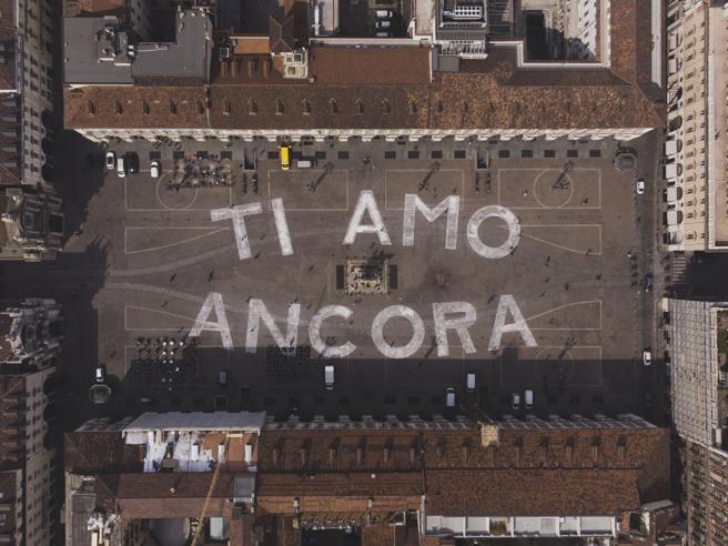 Torino, in piazza San Carlo spunta enorme scritta “Ti amo ancora”. Ecco cosa c'è dietro