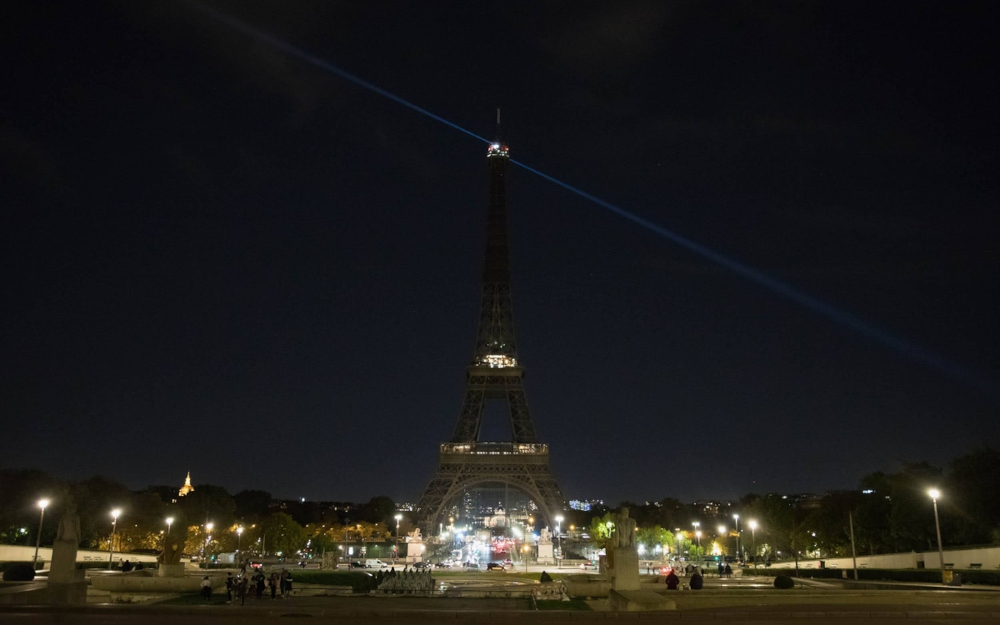 La Tour Eiffel si spegnerà un'ora prima. Le misure di Parigi per il risparmio energetico