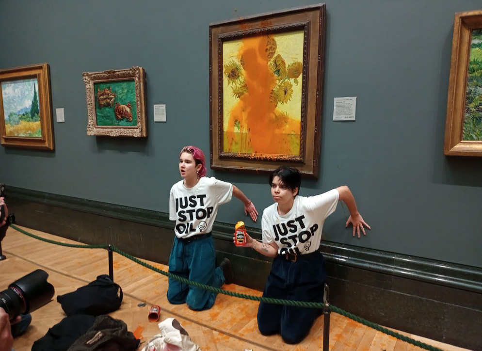 Vandalizzati i Girasoli di Van Gogh: attiviste ambientaliste lanciano zuppa sul dipinto