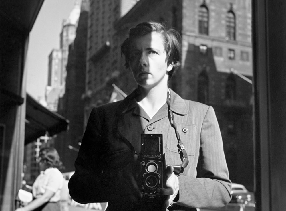 A Siena la vita della tata-fotografa Vivian Maier raccontata in 93 autoritratti 