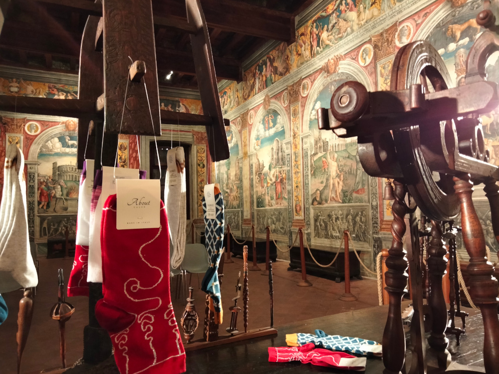 Mantova, a Palazzo d'Arco in vendita una nuova linea di calze ispirata alla Sala dello Zodiaco 