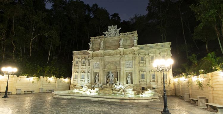 In Brasile costruiscono una replica della Fontana di Trevi in mezzo alle palme