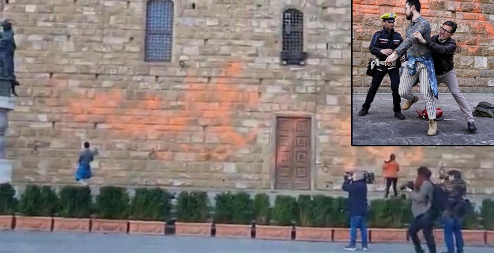 Firenze, attivisti imbrattano facciata di Palazzo Vecchio. Bloccati da vigili e sindaco
