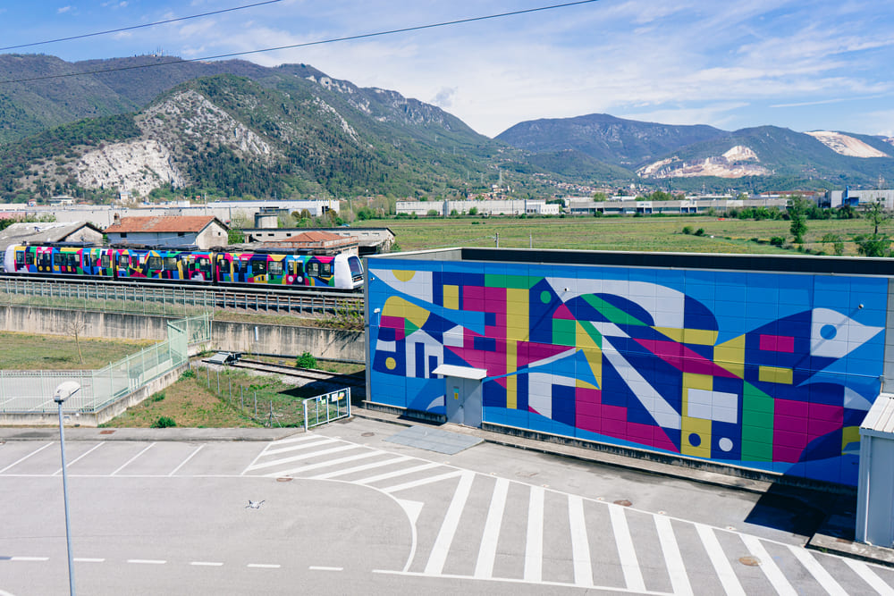 Quasi 2 milioni di passeggeri e 500mila chili di CO2 risparmiata in un mese per il treno street art di Luca Font