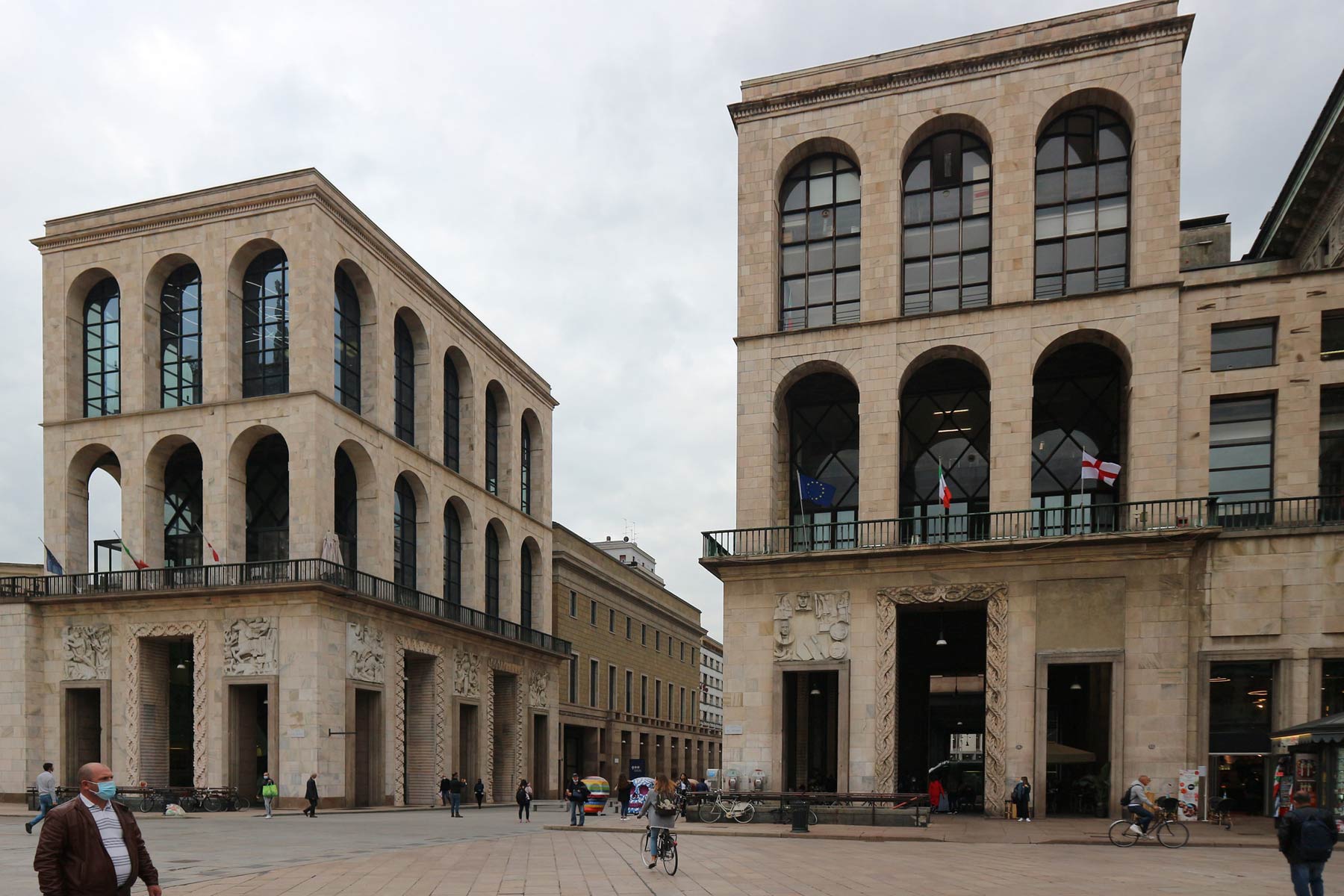 JR arriva in piazza Duomo a Milano. Un mosaico di volti di anziani sul Museo del Novecento
