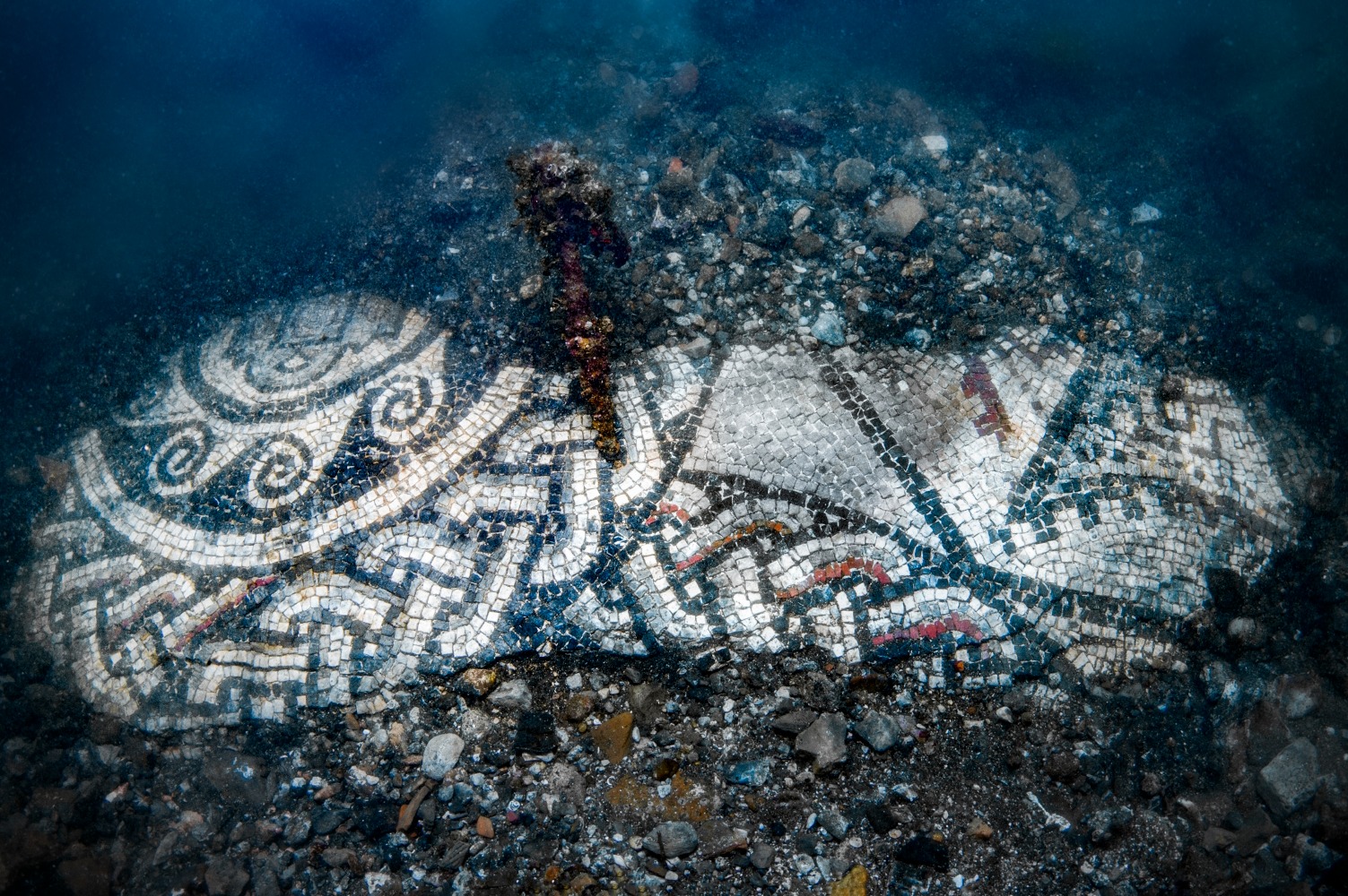 Scoperto a Baia un nuovo mosaico sommerso, con intreccio di linee azzurre