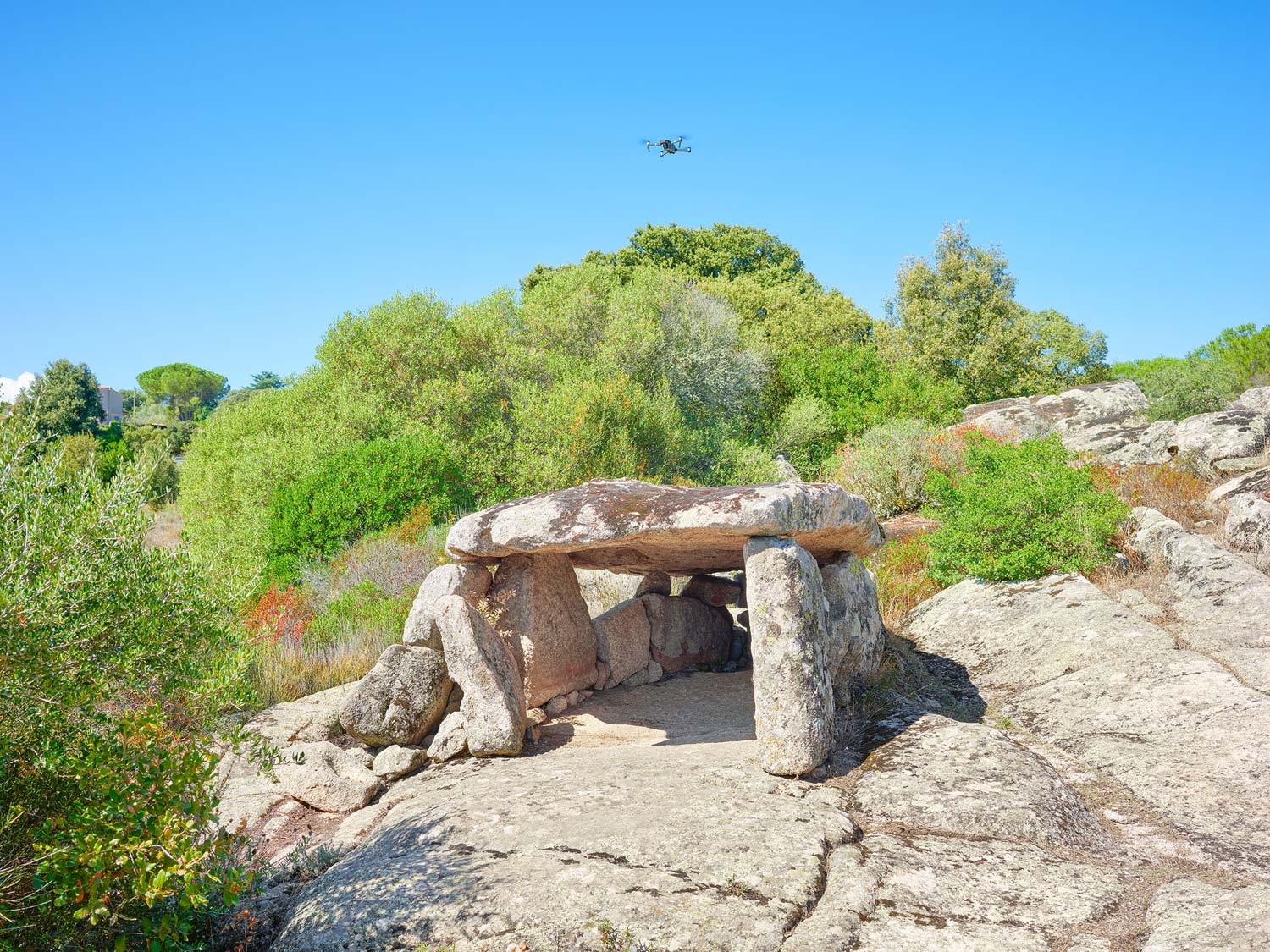 Nuoro, al MAN il grande fotografo Olivo Barbieri porta i menhir e i dolmen della Sardegna