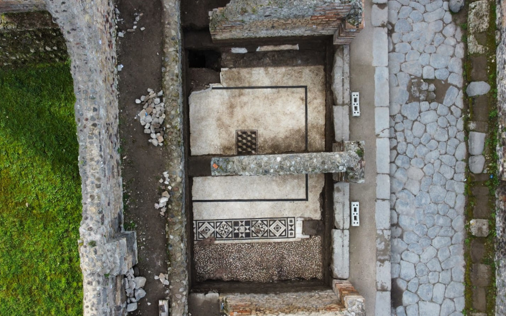 Alle Terme Stabiane affiora pavimento mosaicato di una casa più antica 