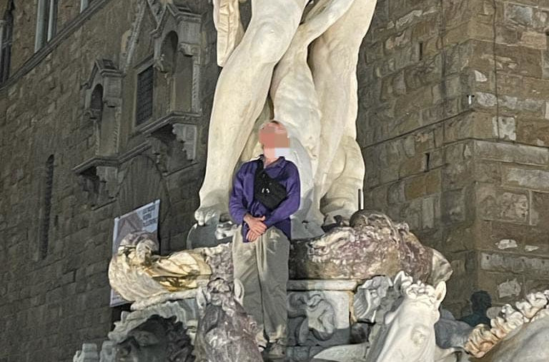 Firenze, turista sale sulla fontana del Nettuno e danneggia la statua.  Danni per 5mila euro